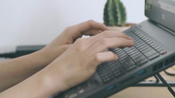 Deux Mains Écrire Tapant Des Touches Sur Clavier — Video