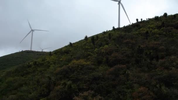 Imágenes Aéreas Molinos Viento Aerogeneradores Trabajando Las Montañas Ventosas México — Vídeos de Stock