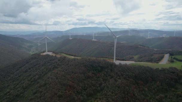 Drone Video Pokazujące Farmę Wiatrową Pełną Wiatraków Wytwarzających Energię Górach — Wideo stockowe