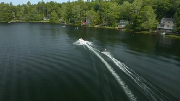 Luchtdrone Naar Aanleiding Van Een Schot Van Een Waterskiër Wordt — Stockvideo