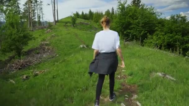 Tonåringen Ager Girl Trekking Bergen Slovakien Karpaterna Spårning Skott — Stockvideo