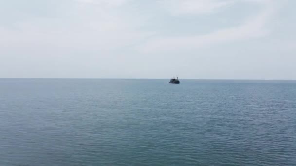 Ein Drohnenbild Der Sonnenreflexion Einer Meeresbucht Mit Einem Segelboot Sommerliche — Stockvideo