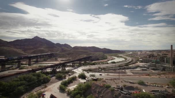 Vlak Přejíždí Most Přes Rio Grande Hor Nového Mexika — Stock video