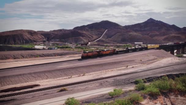 New Mexico Dağlarından Ayrıldıktan Sonra Teksas Paso Bir Tren Gelir — Stok video