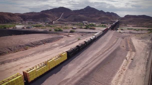 Een Trein Wordt Gestopt Een Brug Rio Grande Woestijn Van — Stockvideo
