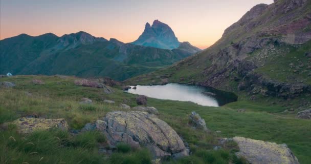 Pico Midi Ossau Reflejo Del Lago Fotógrafo Tomando Fotos Pirineos — Vídeos de Stock