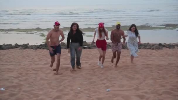 Eine Statische Aufnahme Glücklicher Freunde Die Bei Sonnenuntergang Strand Laufen — Stockvideo