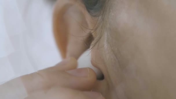 Masukkan Polong Udara Telinga Detail Gerakan Lambat Dan Dengan Lensa — Stok Video