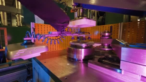 Braccio Robotico Che Timbra Lamiera Mediante Pressatrice Pressatrice Metalli Controllo — Video Stock