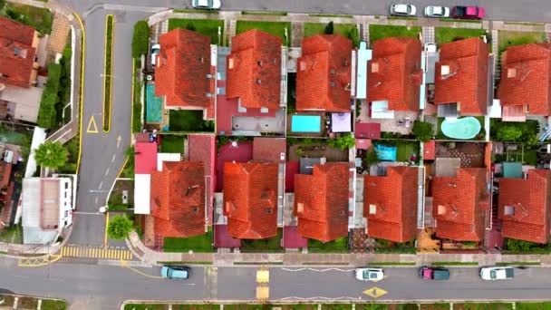 Luchtfoto Top Dolly Van Complex Van Identieke Woningen Met Rode — Stockvideo