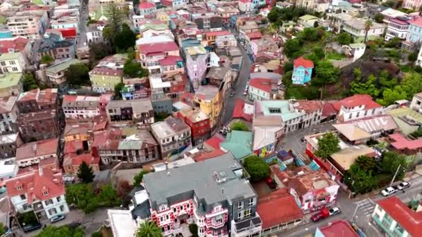 Muñeca Aérea Coloridas Casas Barrio Alegre Hill Calle Que Divide — Vídeo de stock