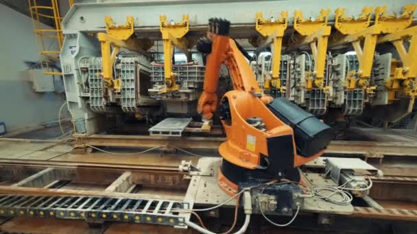 重工業における高精度現代工具 自動運転だ 技術と産業の概念 インダストリー4 0のコンセプト モダン自動ロボット — ストック動画