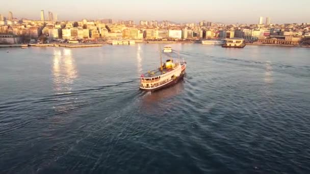 Majestátní Vzdušné Lodě Při Západu Slunce Projíždějí Úžinou Bosporu Istanbulu — Stock video