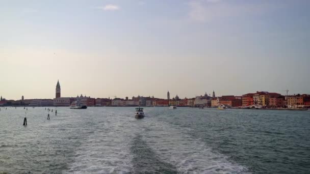 Rückspülung Von Bootsfahrten Der Venezianischen Lagune Der Abenddämmerung Venedig Italien — Stockvideo