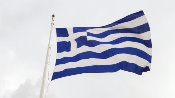 Ondeando Bandera Griega Poste Clima Ventoso Con Cielo Gris — Vídeos de Stock