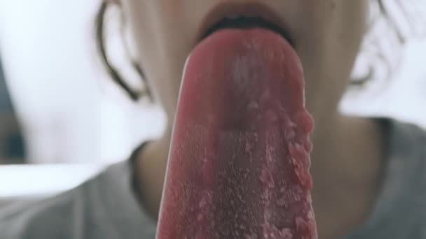 Bir Kızın Ağzının Lezzetli Bir Yaban Mersinli Dondurmayı Yalamasının Ayrıntıları — Stok video