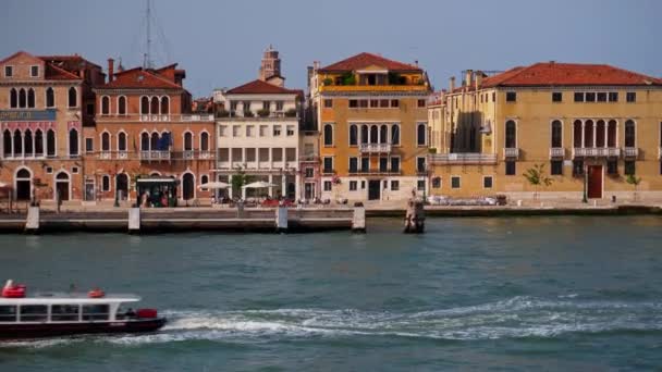 Vista Arquitectura Veneciana Desde Barco Que Navega Por Canal Venecia — Vídeos de Stock