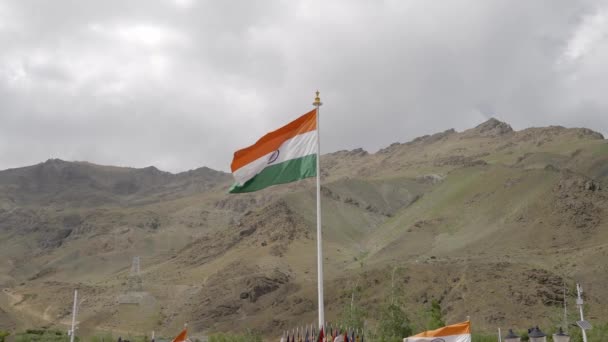 Indiens Flagga Vid Kargil War Memorial Med Rocky Mountain Background — Stockvideo