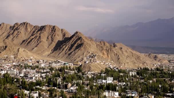 Historické Leh Townscape Krásnou Himálajské Horské Pozadí Blízkosti Thiksey Klášter — Stock video