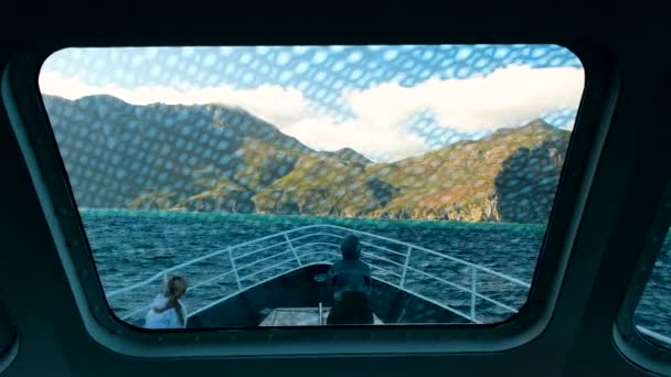 观景船游览海底湾 可从高山小木屋内眺望大海 — 图库视频影像