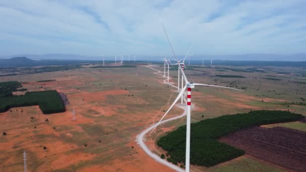 Turbinas Eólicas Aéreas Estáticas Paisaje Rural Suelo Rojo Mui Vietnam — Vídeo de stock