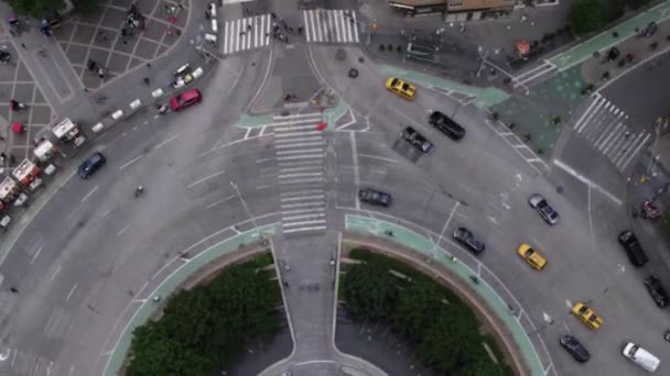 Drone Hyper Lapse Van Auto Een Verkeerscirkel Nyc Usa Verticale — Stockvideo