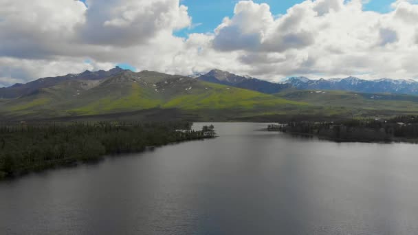 晴れた夏の日にアラスカ州ヒーリー近くのオットー湖周辺の山々の4Kドローンビデオ — ストック動画