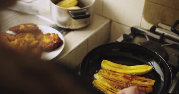 Kvinna Steka Mogna Bananer Kastrull Med Olja — Stockvideo