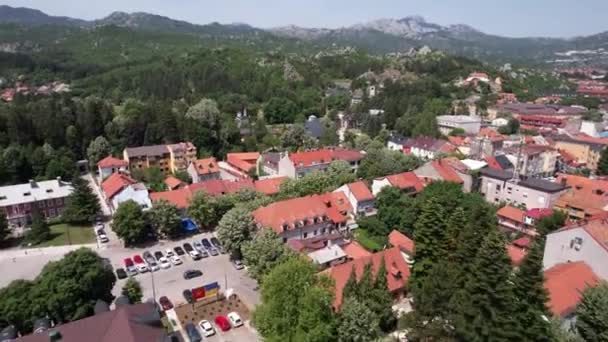 Luftaufnahme Von Cetinje Montenegro Nachbarschaftsgebäude König Nikola Museum Stadtbild Sonnigem — Stockvideo