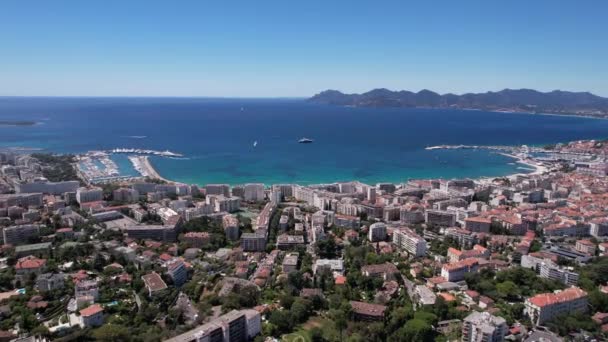 Vista Aérea Cannes França Cityscape Edifícios Portos Croisette Dia Quente — Vídeo de Stock