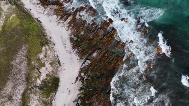 空中鸟瞰着美丽的岩石海岸 绿水在褐色和白色的沙滩上冲刷着 — 图库视频影像