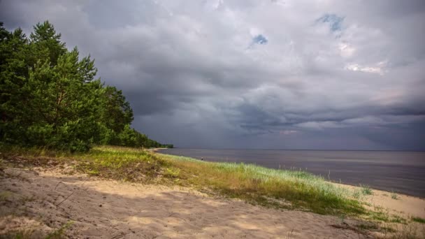 Okyanus Kıyısında Dramatik Bir Karamsar Bulut Manzarası Sahilde Yürüyen Insanlar — Stok video