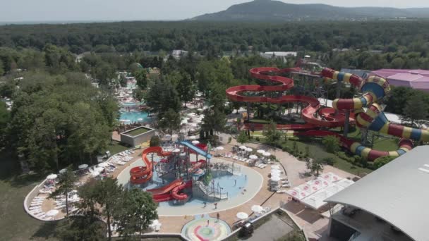 Een Groot Waterpark Bulgarije Familie Plezier Zomer Kinderen Spetteren Spelen — Stockvideo