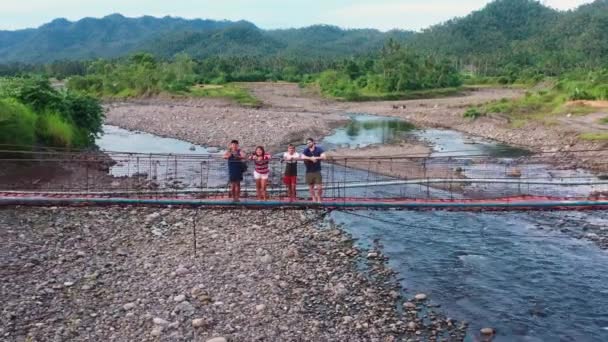 Day Trippers Het Hangende Voetpad Van Barangay Guinsaugon Met Een — Stockvideo