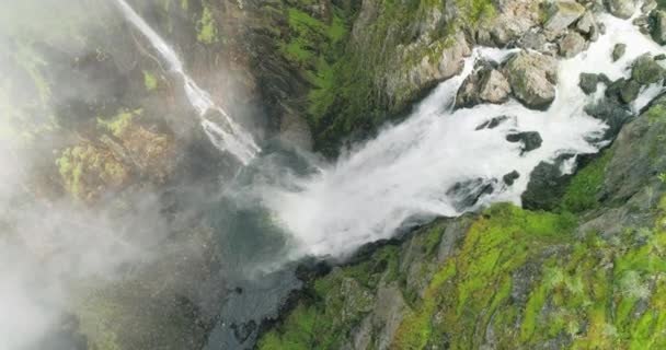 Vringsfossen Vodopád Řítí Dolů Mlhavým Kaňonem Zpomaleném Filmu Dron — Stock video