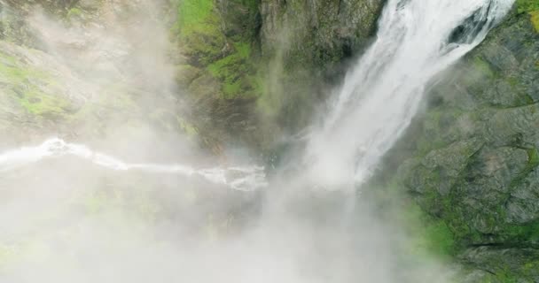 Vringsfossen滝のスローモーションドローンビューは 霧の峡谷を急落 — ストック動画