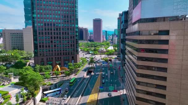 Trafiği Taipei Belediye Binası Yakınlarındaki Modern Gökdelen Binaları Olan Hava — Stok video