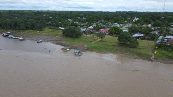 空中からの眺め撮影 曇りの日には小舟が停泊するアマゾン川の風景 — ストック動画