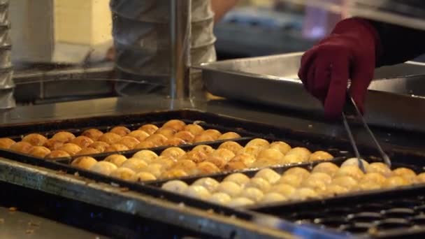 Bolas Takoyaki Cocina Japonesa Cerca Disparo Chef Profesional Haciendo Comida — Vídeo de stock