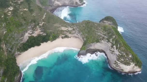 位于努沙佩尼达的开林金海滩 空中无人驾驶飞机向悬崖射击 大龙雷克斯岛恐龙 — 图库视频影像