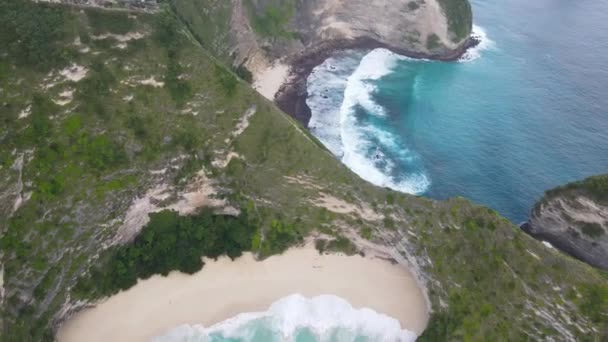 Nusa Penida的Kelingking海滩上方的全景 特克斯和凯科斯群岛 — 图库视频影像