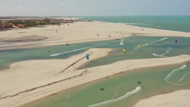 Birçok Uçurtma Sörfçüsü Sığ Yeşil Brezilya Kıyısı Sahil Gölünde Yelken — Stok video