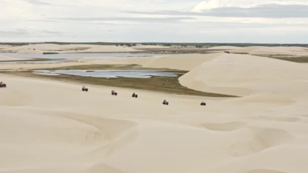 Linea Persone Veicoli Atv Che Attraversano Dune Sabbia Del Brasile — Video Stock