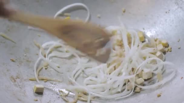 Witte Aziatische Noedel Witte Tofu Tijdens Het Koken Roeren Gebakken — Stockvideo