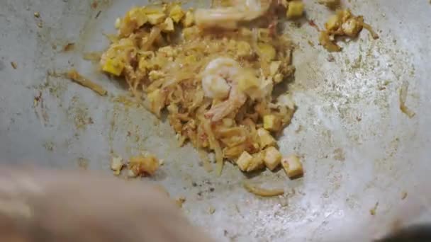 亚洲白面 豆芽和虾仁在煮熟的过程中 在锅里翻炒 准备做泰国菜 — 图库视频影像