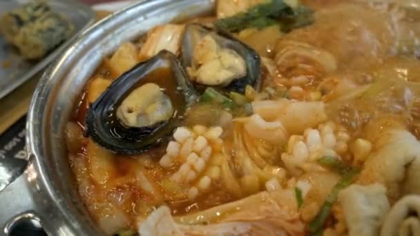 Близько Кипіння Корейського Супу Кімчі Тток Поккі Наповненого Свининою Кальмарами — стокове відео