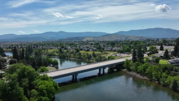 Disparo Aéreo Alejándose Puente Que Cruza Río Spokane — Vídeos de Stock