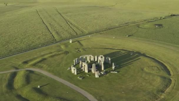 Parlak Yeşil Alanlarda Uzun Yaz Gölgeleri Kopyalama Alanı Olan Stonehenge — Stok video