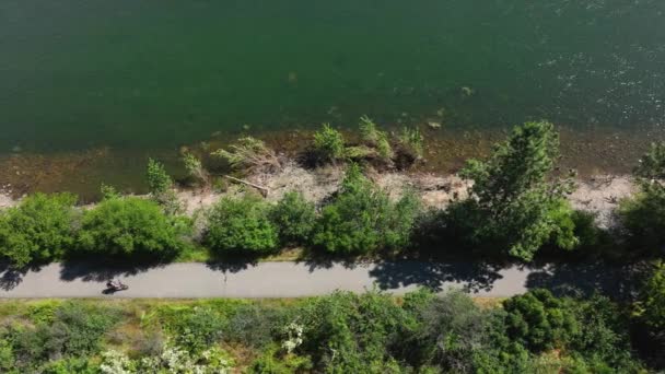 Overhead Aerial Shot Cyclist Riding Spokane River Centennial State Park — Stock Video