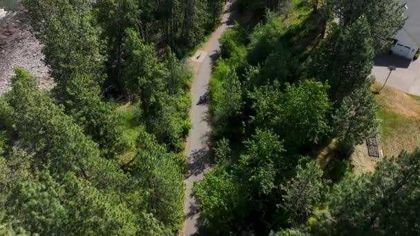 Spokane Nehri Centennial State Park Patikası Boyunca Giden Bisikletçilerin Yukarıdan — Stok video